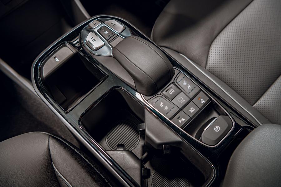 Детали интерьера Hyundai IONIQ electric (AE) 2019 года  (UK) (фото 32 из 37)